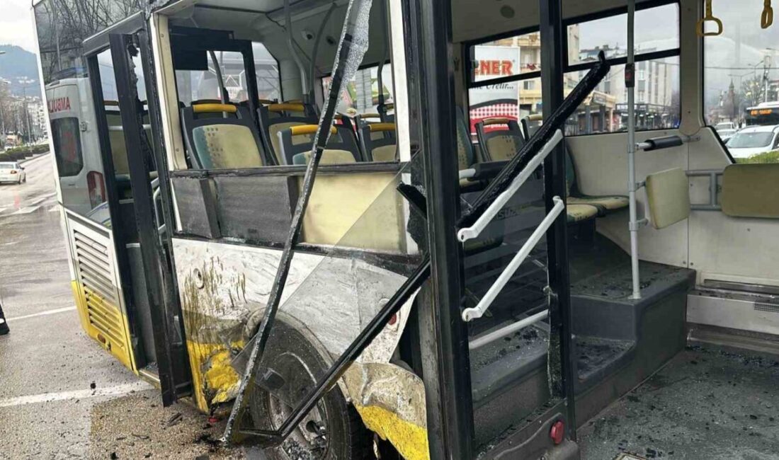 Bursa'da okul servisi ile otobüsün çarpıştığı kazada 9 kişi yaralandı.