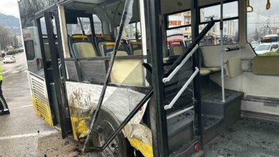 Bursa'da okul servisi ile otobüsün çarpıştığı kazada 9 kişi yaralandı.