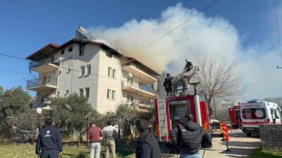 Fethiye'nin Karaçulha Mahallesi'nde bir evin çatı katında çıkan yangın, itfaiye