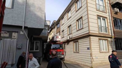 İnegöl'de bir binanın çatısında çıkan yangın, vatandaşların ihbarı üzerine itfaiye