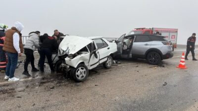 Çankırı'da cip ile çarpışan Fiat-Tofaş otomobili hurdaya döndü. Kazada 26