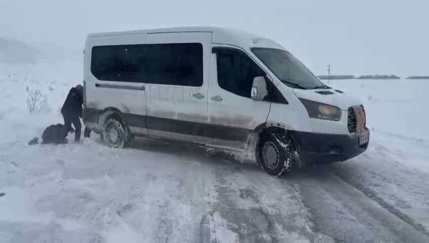 Ardahan'da yoğun kar yağışı nedeniyle bir öğrenci servisi yolda mahsur