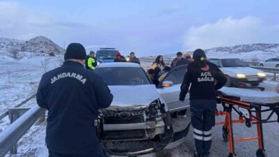 Çorum'da yaşanan kazada Dursun D. isimli sürücü, bariyerlere çarparak yaralandı.