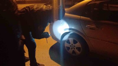 Çorum'un Ulukavak Mahallesi'nde park halindeki 19 EF 659 plakalı otomobil,