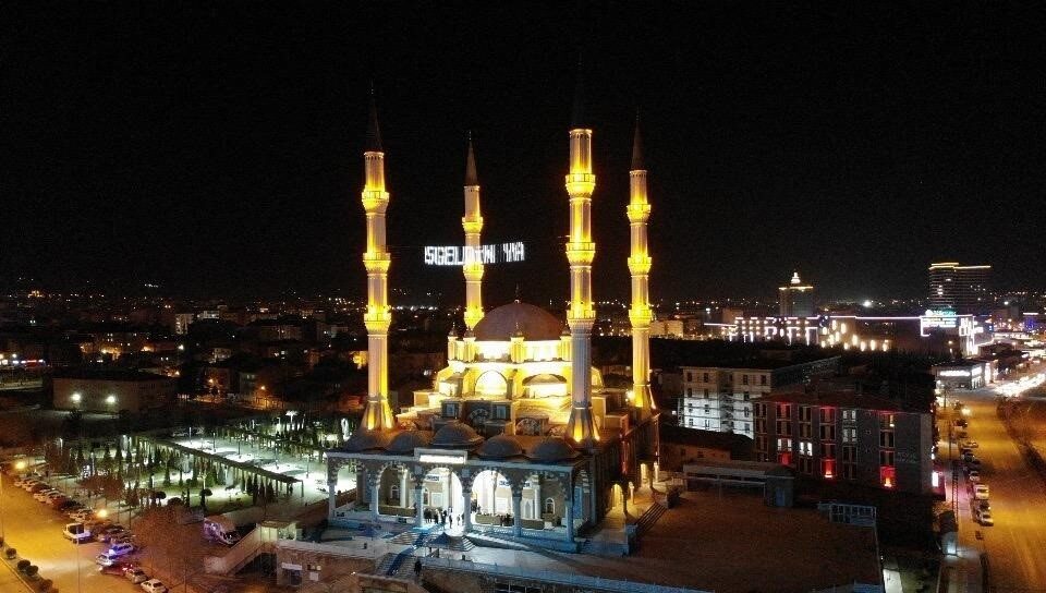 Çorum'da Ramazan ayının başlamasıyla Akşemseddin Camii'nde toplanan vatandaşlar ilk teravih