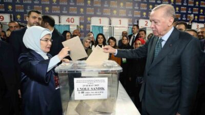 Cumhurbaşkanı Erdoğan, AK Parti 8. Olağan Kongresinde oy kullandı. Eşi