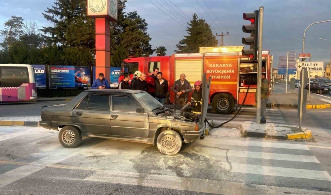 Sakarya'nın Hendek ilçesinde D-100 karayolu üzerindeki bir otomobil aniden alev