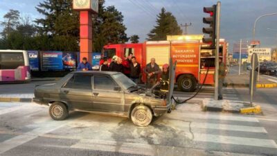 Sakarya'nın Hendek ilçesinde D-100 karayolu üzerindeki bir otomobil aniden alev