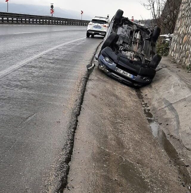 Geyve ilçesinde meydana gelen trafik kazasında otomobil ile cip çarpıştı,