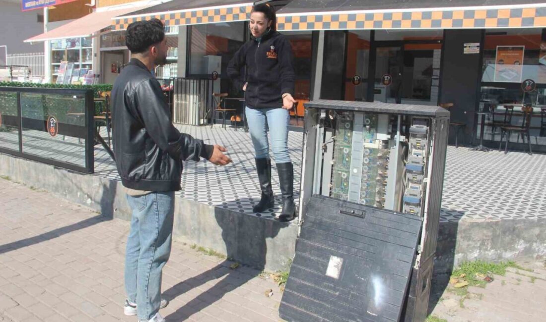 Şanlıurfa'da DEDAŞ'a ait açık bırakılan elektrik panoları tehlike oluşturuyor. Yetkililerin