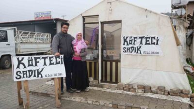 Hatay’da depremde evlerini kaybeden Sadık Kodalak ve eşi Şükran Kodalak,