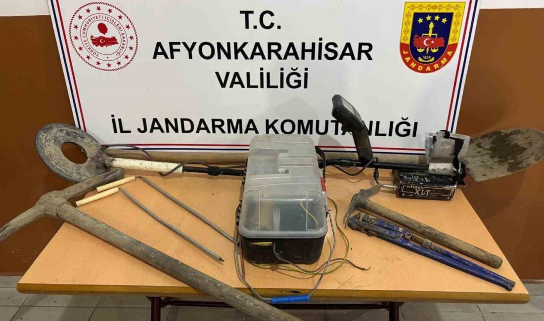 Afyonkarahisar'da jandarma ekipleri, Sinanpaşa ilçesi Gezler köyünde kaçak kazı yapan