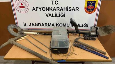 Afyonkarahisar'da jandarma ekipleri, Sinanpaşa ilçesi Gezler köyünde kaçak kazı yapan