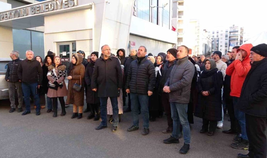 Van'da belediyelerde işten çıkarılan işçilerin hak arayışı, soğuk kış koşullarına