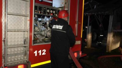 Düzce'de Koçyazı Mahallesi'nde bir evde çıkan yangın, itfaiye ekiplerince kısa