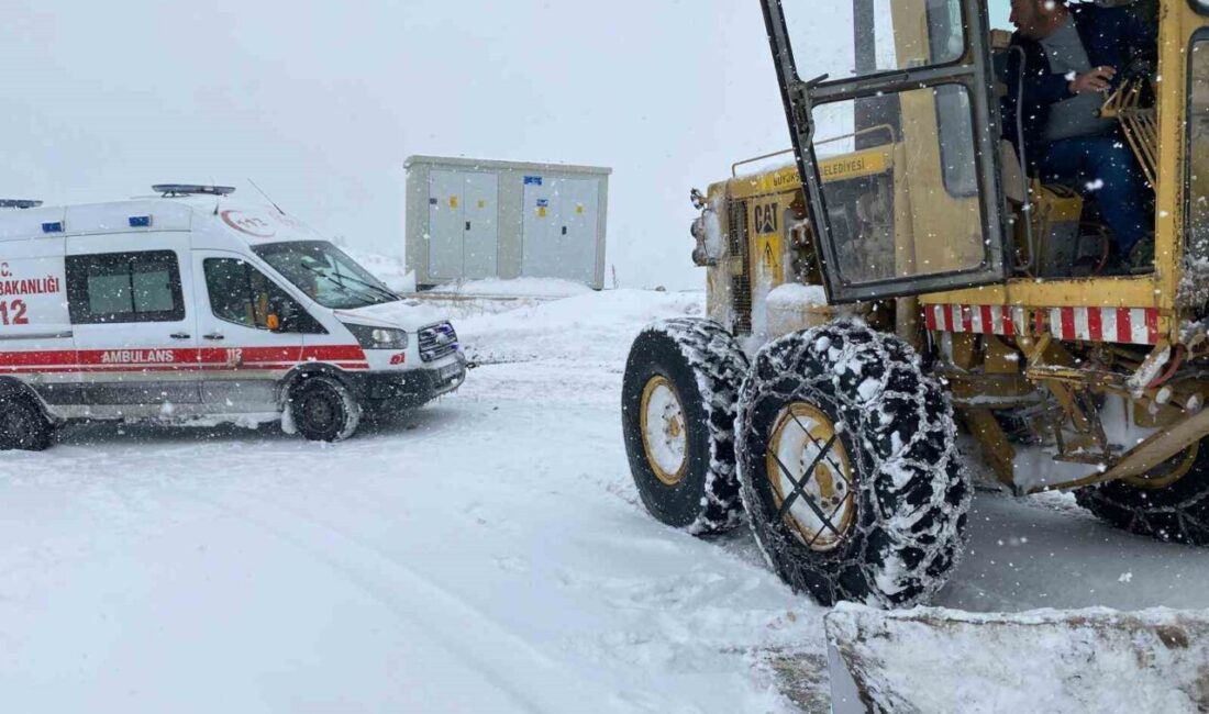 Kayseri Büyükşehir Belediyesi, kış koşullarında Develi'nin Saraycık Mahallesi'nde hastayı ambulansla