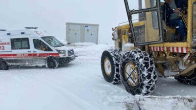 Kayseri Büyükşehir Belediyesi, kış koşullarında Develi'nin Saraycık Mahallesi'nde hastayı ambulansla