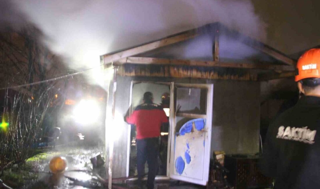 Sakarya'nın Akyazı ilçesinde ardiyede ekmek yapılırken çıkan yangın, itfaiye ekiplerince