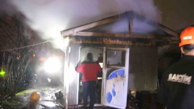 Sakarya'nın Akyazı ilçesinde ardiyede ekmek yapılırken çıkan yangın, itfaiye ekiplerince