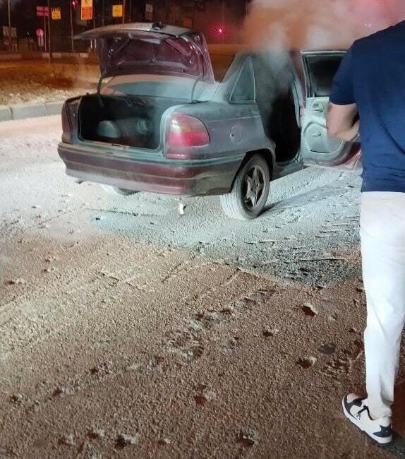 Elazığ'da bir aracın motorunda çıkan yangın, itfaiye ekiplerinin müdahalesiyle kontrol