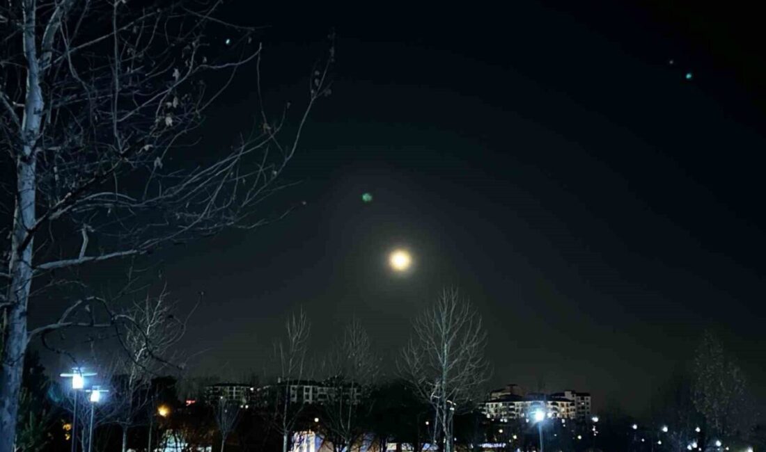 Elazığ Kültürpark'ta gece dolunayın görkemli gösterisi izleyicilere unutulmaz anlar yaşattı.