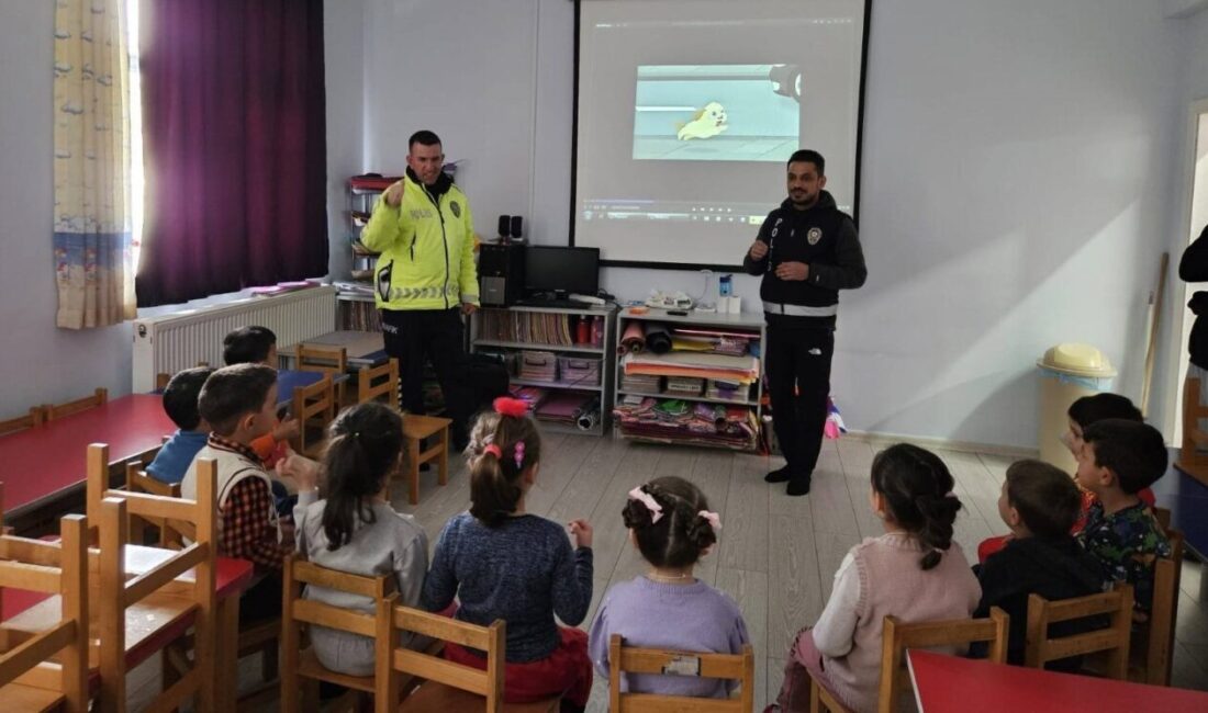 Erzincan'da polis ekipleri Üzümlü Anaokulu öğrenci ve öğretmenlerine 112 ihbar