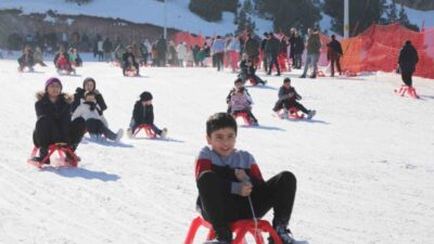 Erzincan'daki Ergan Kayak Merkezi, hafta sonu yoğun ilgi gördü. Hem