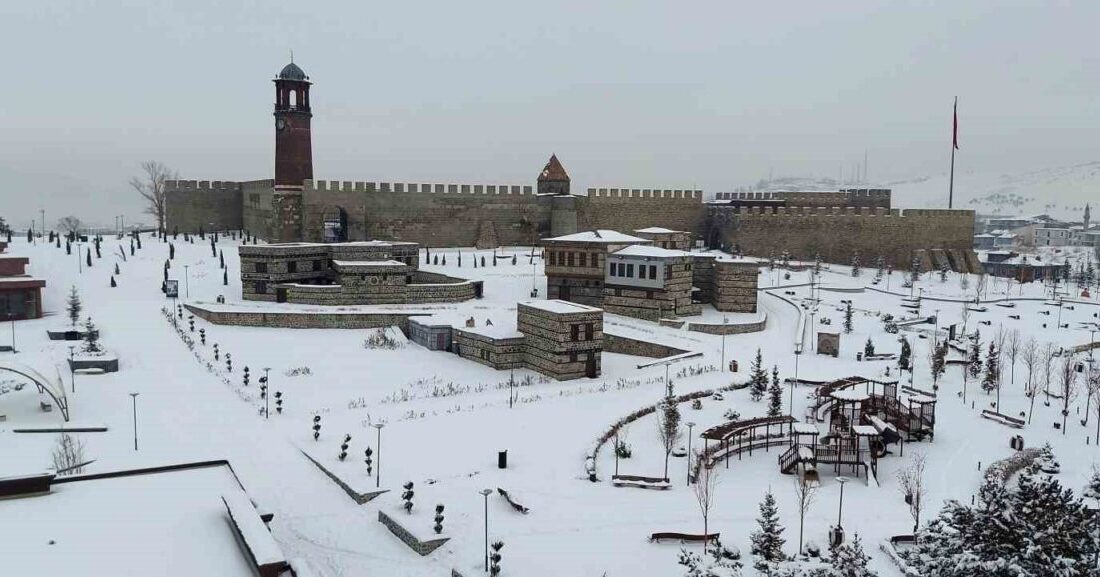Erzurum Valiliği, 5 Şubat 2025'te kuvvetli kar yağışının beklendiğini, bu