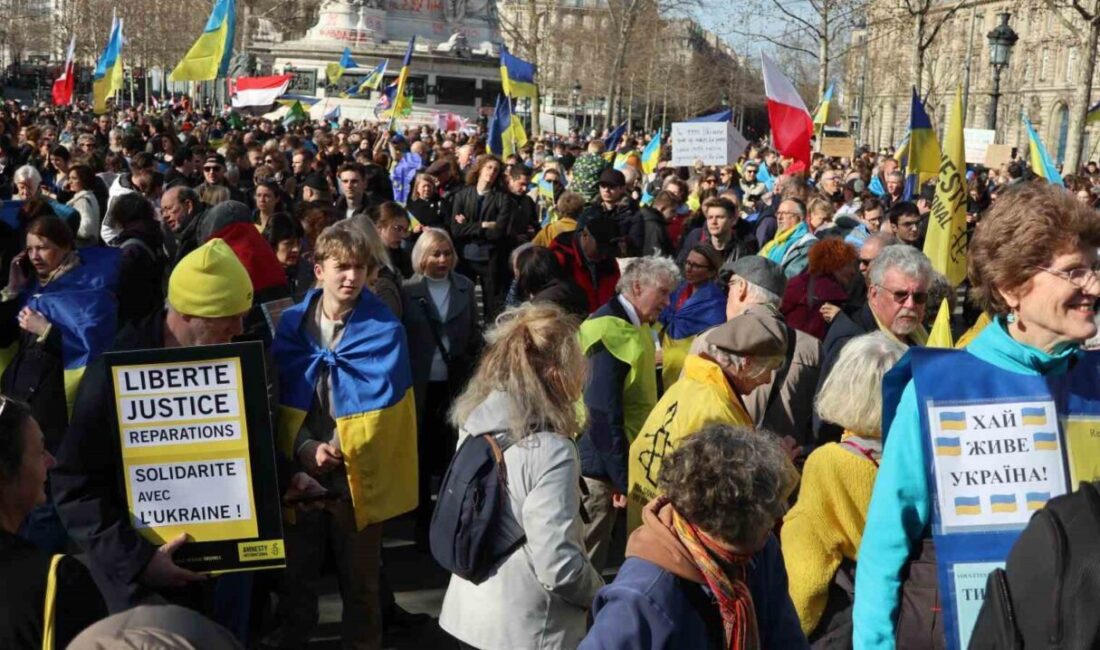 Paris'te binlerce kişi, Rusya Devlet Başkanı Vladimir Putin'i protesto etmek