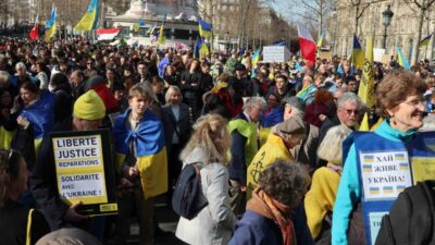Paris'te binlerce kişi, Rusya Devlet Başkanı Vladimir Putin'i protesto etmek