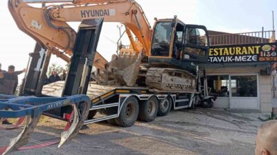 Hatay'ın Samandağ ilçesinde freni patlayan iş makinası yüklü tır, kontrolü