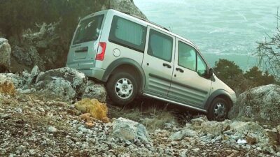 Denizli'nin Tavas ilçesinde, Nikfer Mahallesi'nde park halindeki hafif ticari aracın
