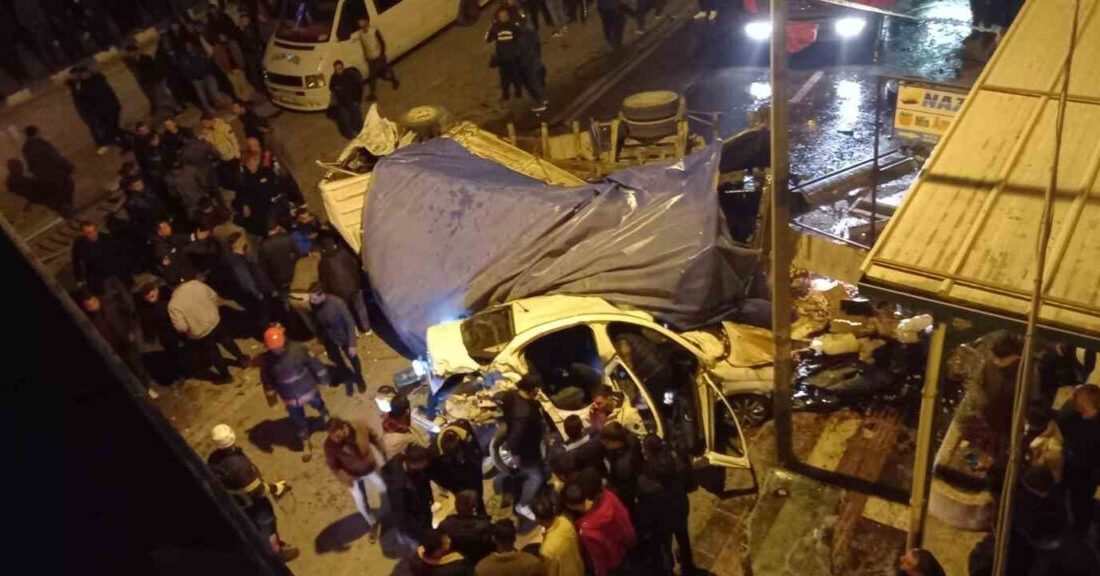 Şanlıurfa'nın Birecik ilçesinde freni boşalan bir kamyon, önündeki araçlarla birlikte