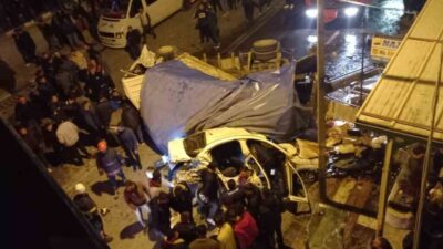 Şanlıurfa'nın Birecik ilçesinde freni boşalan bir kamyon, önündeki araçlarla birlikte