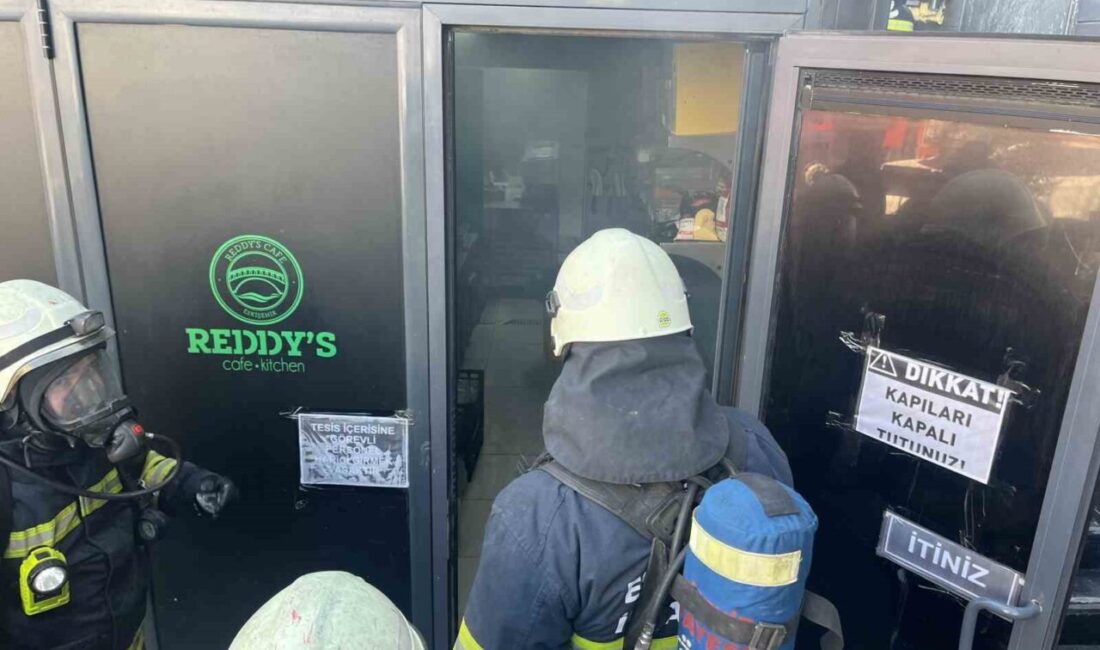 Eskişehir'de, Odunpazarı ilçesindeki bir kafede fritözden çıkan yangın, itfaiye ekiplerinin