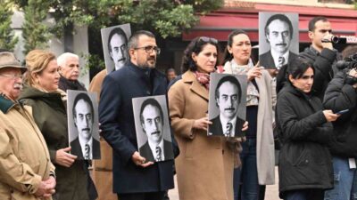 Gazeteci Abdi İpekçi, Nişantaşı'ndaki anıtı ve Zincirlikuyu Mezarlığı'ndaki kabri başında