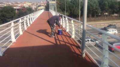 Kocaeli Büyükşehir Belediyesi, Gebze Mobilyacılar Çarşısı'ndaki yaya üst geçidine bakım