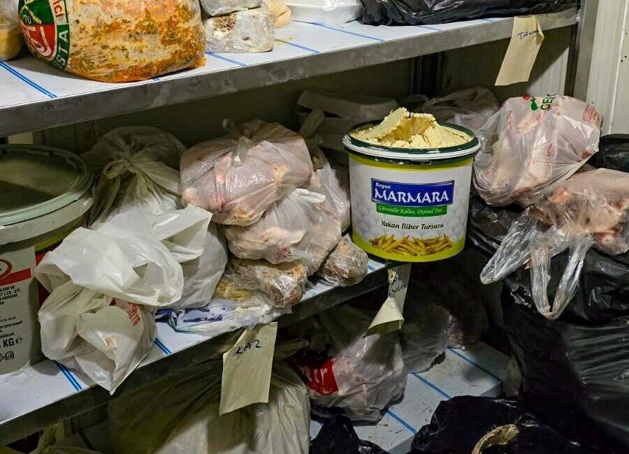 Diyarbakır Büyükşehir Belediyesi, gece denetimlerinde 160 kilogram bozuk gıda ele