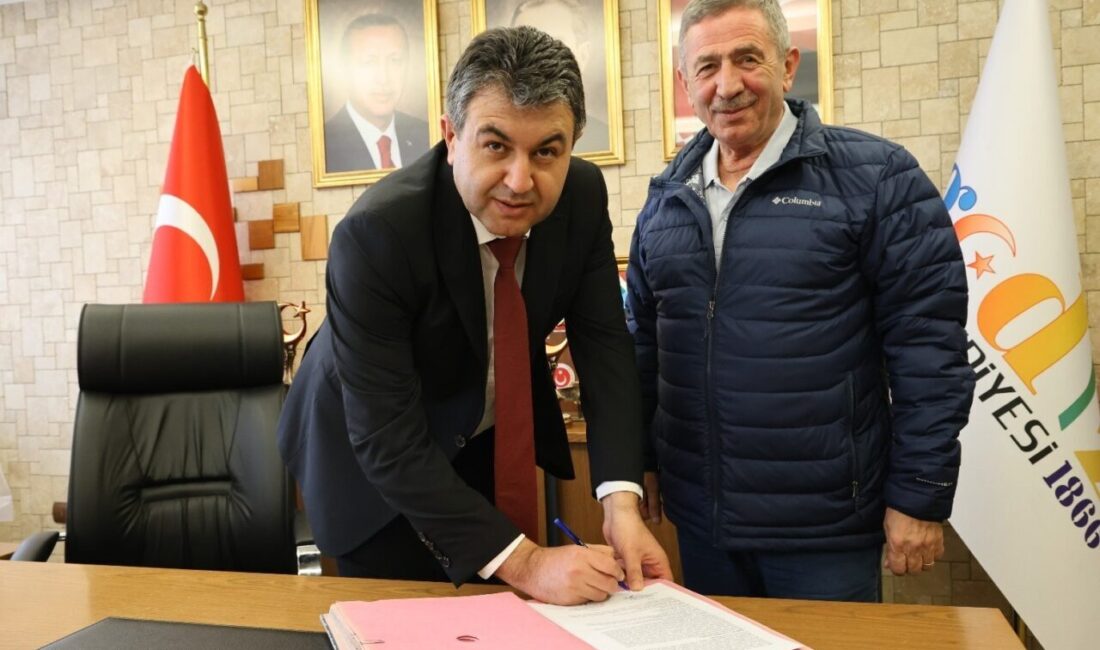 Kütahya'nın Gediz ilçesinde Belediye Başkanı Necdet Akel, Pazaryeri Kavşağı'na yeni