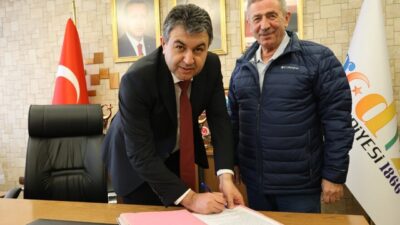Kütahya'nın Gediz ilçesinde Belediye Başkanı Necdet Akel, Pazaryeri Kavşağı'na yeni