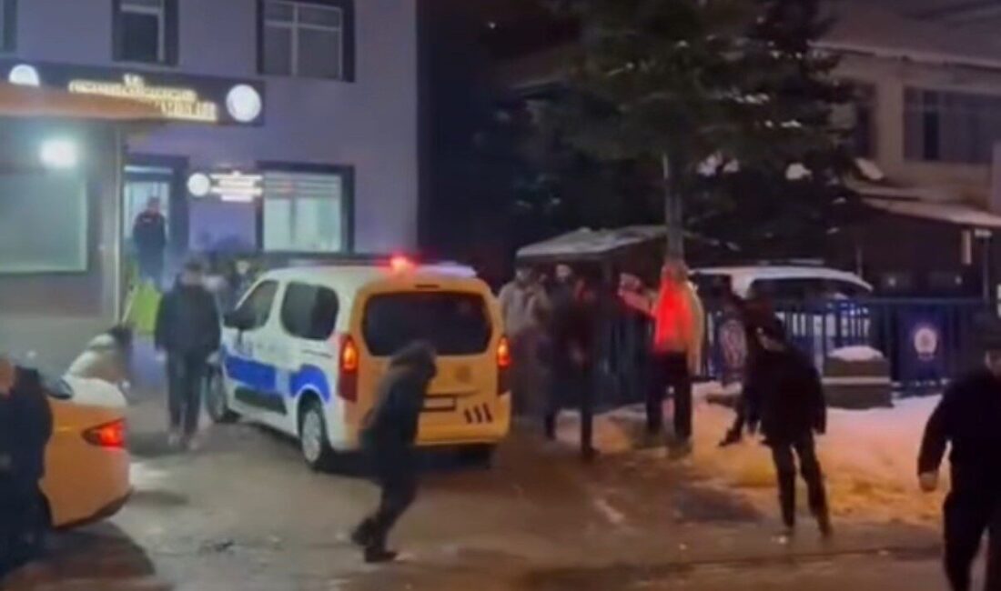 Düzce'de kar yağışının ardından gençler, Cumayeri ilçe karakolunda polislerle kartopu