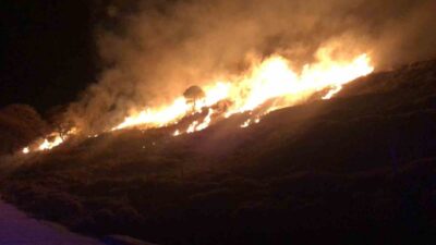 Çanakkale'nin Gökçeada ilçesinde Cafer Çeşmesi'nde çıkan otluk alan yangını, güçlü