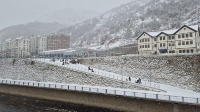 Gümüşhane'de etkili olan kar yağışı çocukların yüzünü güldürdü. Harşit Çayı