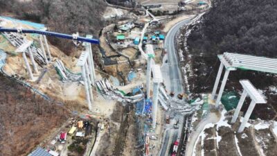 Güney Kore'de Anseong şehrinde yapımı devam eden otoyol köprüsünün çökmesi