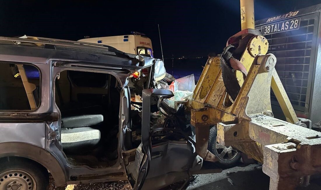 Kayseri-Malatya yolunda hafif ticari araç ile iş makinesi çarpıştı, 1'i