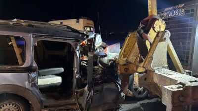 Kayseri-Malatya yolunda hafif ticari araç ile iş makinesi çarpıştı, 1'i