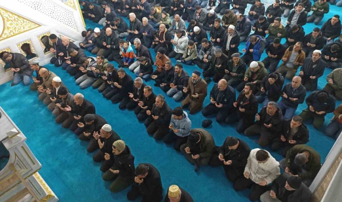 Hakkari'de Berat Kandili dolayısıyla camilerde dualarla idrak edilen özel programlara,