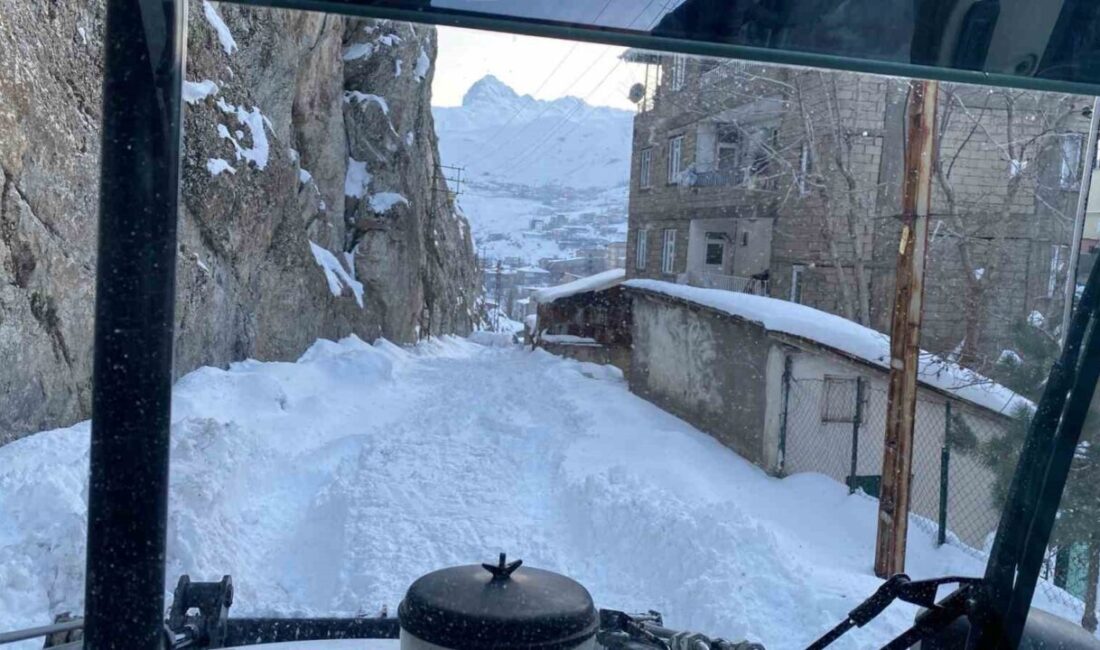 Hakkari Belediyesi ekipleri dondurucu soğukta çalışarak kenti kar ve buzdan