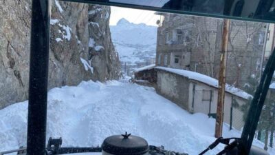 Hakkari Belediyesi ekipleri dondurucu soğukta çalışarak kenti kar ve buzdan