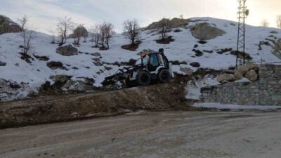 Hakkari Belediyesi PMT ekipleri, zorlu kış şartlarına rağmen şehir genelindeki